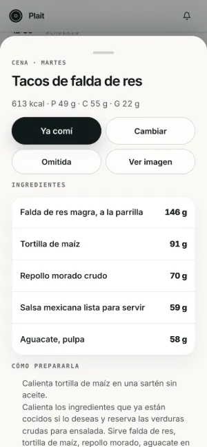 Una comida en Plait en un teléfono: tacos de falda de res con cada ingrediente pesado en gramos y botones para registrarla o cambiarla